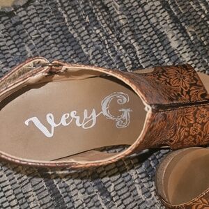 Very G Tan Floral Sandals